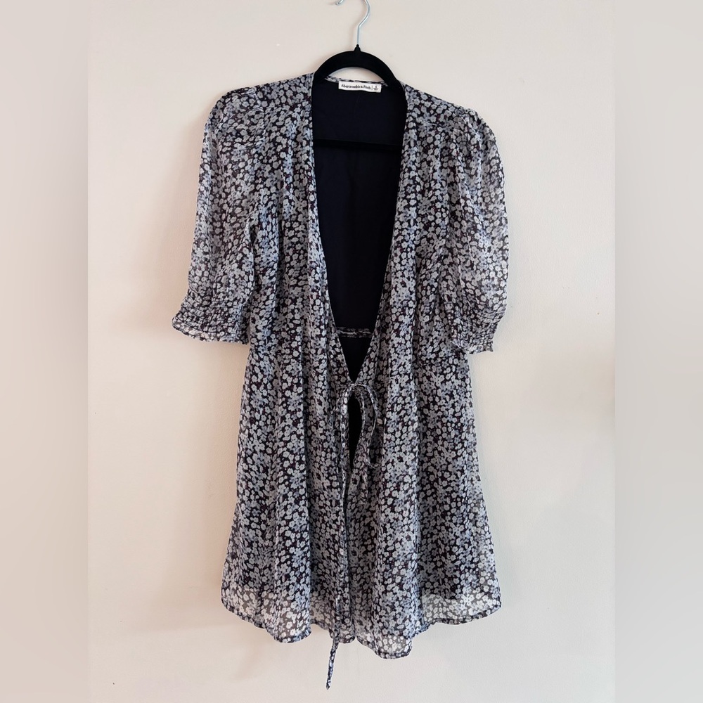 Abercrombie and Fitch Floral Tie-Front duster, Size small